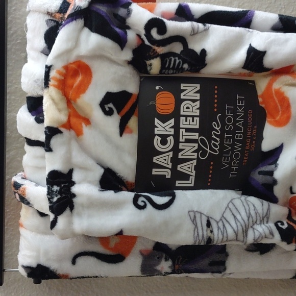 HALLOWEEN Velvet Soft Halloween Throw Blanket with Treat Bag - Picture 2 of 8